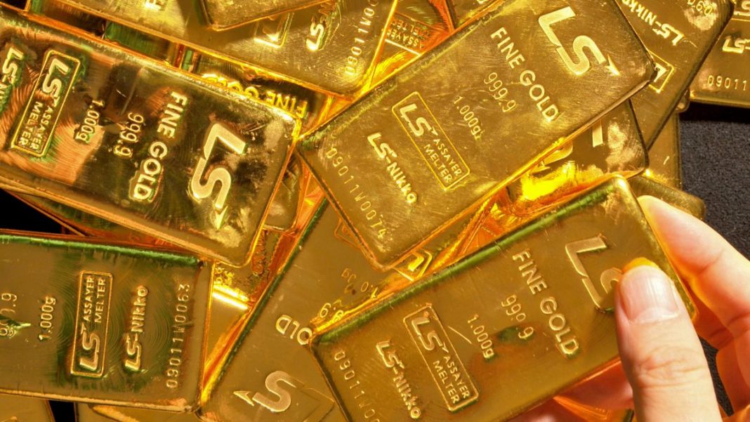 Gold prices trim losses but risks persist