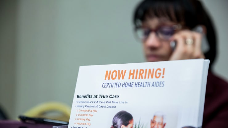 US weekly jobless claims increase less than expected