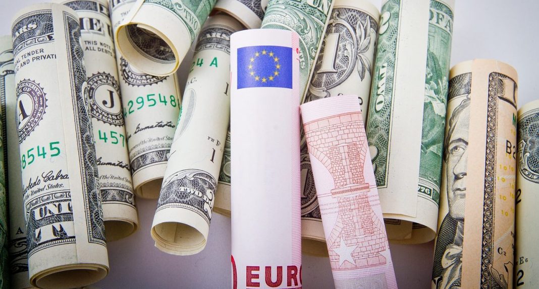 Euro struggles to hold above 1.10 ahead of FOMC