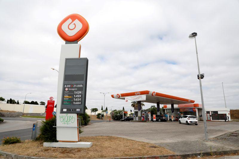 Portuguese oil company Galp Energia (GALP.LS) said on Tuesday it would kick off its green business by installing renewable energy capacity of 10 gigawatts in the decade ahead, enough to power millions of homes