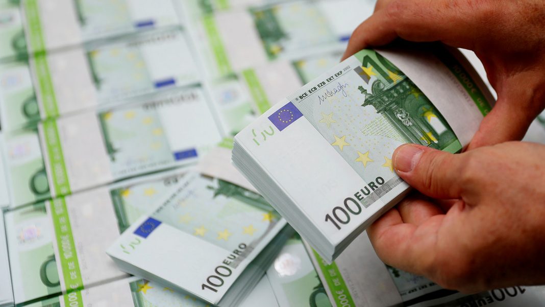 An employee checks 100 Euro banknotes at the Money Service Austria company's headquarters in Vienna, Austria, November 16, 2017. REUTERS/Leonhard Foeger - RC1EB5EB8000