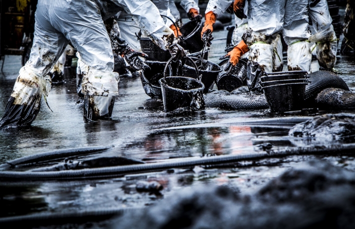 Oil spill cleanup. (Credit: Shutterstock/Tigergallery)