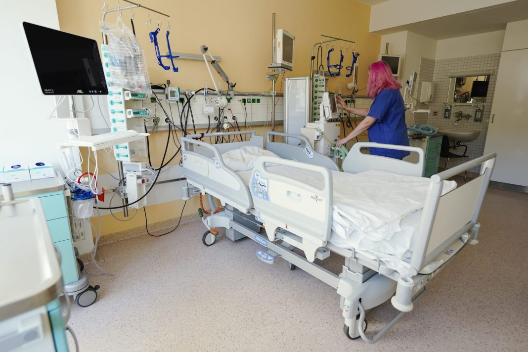 An intensive care nurse is standing by a bed with a ventilator in a patient room in the intensive care unit of the university hospital. The University Hospital in Mannheim has established a coronavirus diagnosis center.
